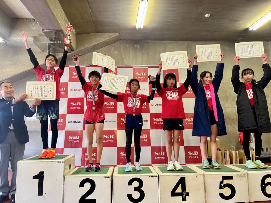6年女子入賞の6名。1位から順に、関口さん、東野さん、松井さん、小林さん、齋藤さん、尾原さん