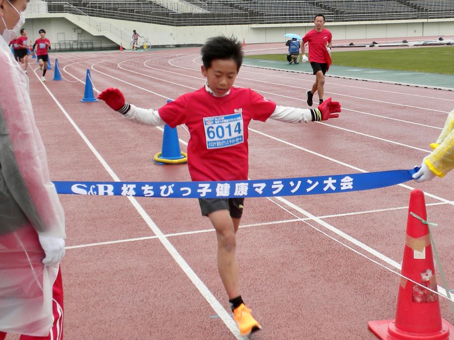 6年男子優勝の内田くん！粘り強い走りで優勝！