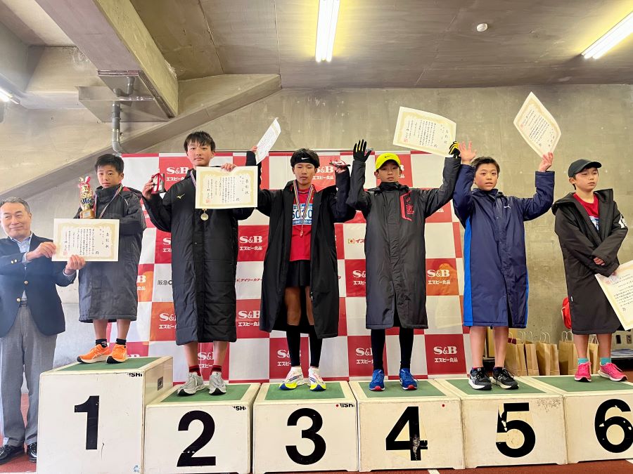 6年男子入賞の6名。1位から順に、内田くん、曽我部くん、木野くん、中村碧くん、中村大地くん、井手くん