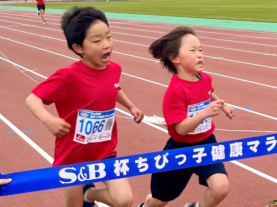 1年男子の優勝争い！伊藤君(右)が田中くん(左)に競り勝ちました！