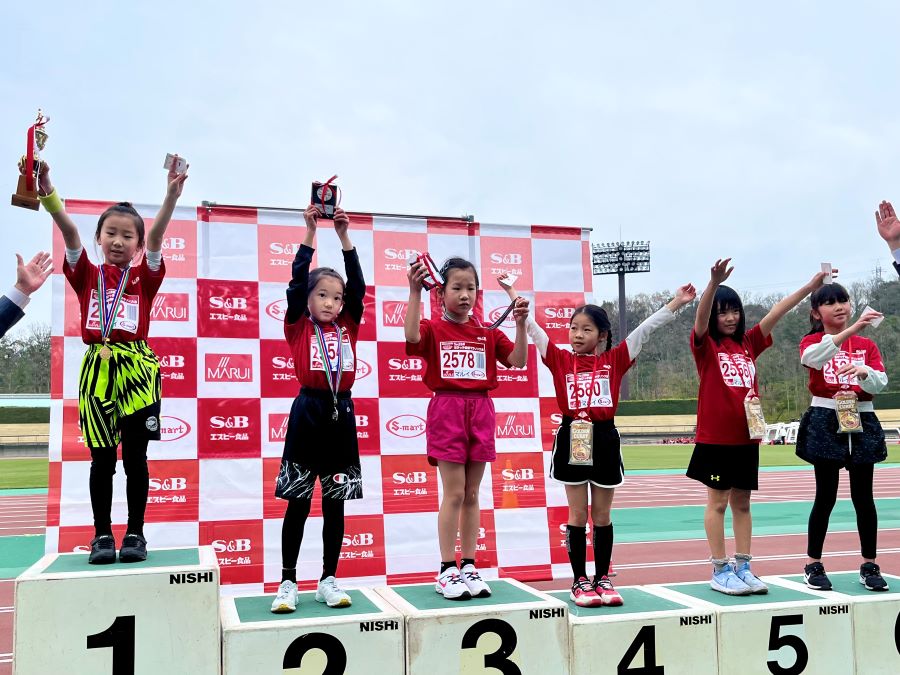 2年女子入賞の6名！左の1位から順に、山本さん、細田さん、涌嶋さん、谷口さん、松岡さん、岸本さん