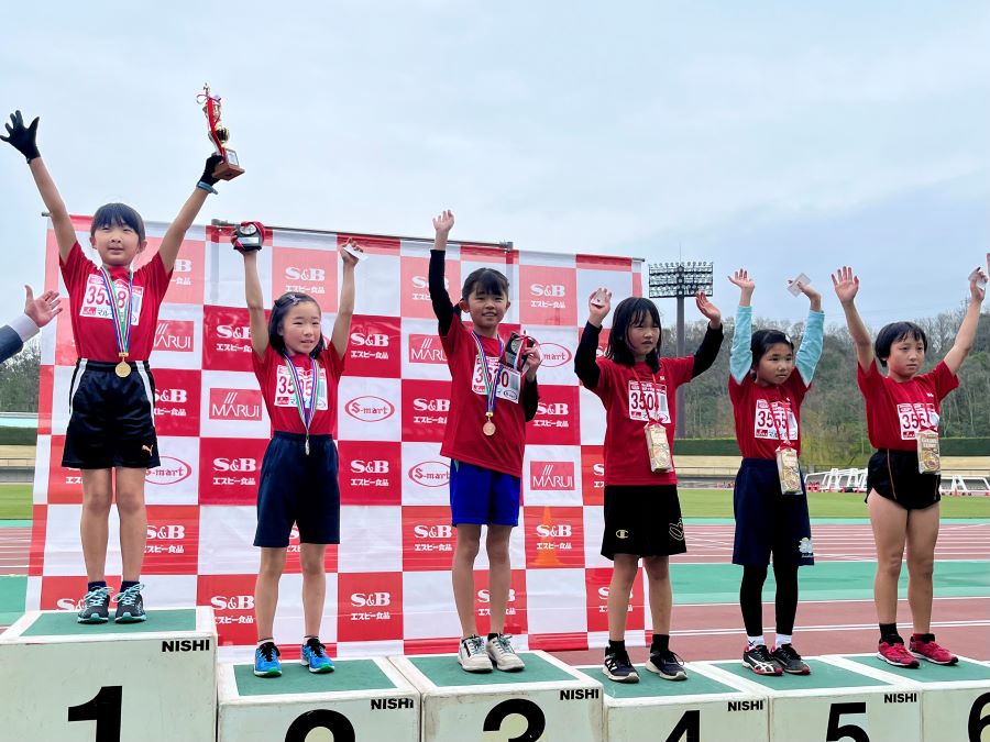 3年女子入賞の6名！左の1位から順に、仲田さん、伊藤さん、田中さん、板垣さん、山下さん、山崎さん