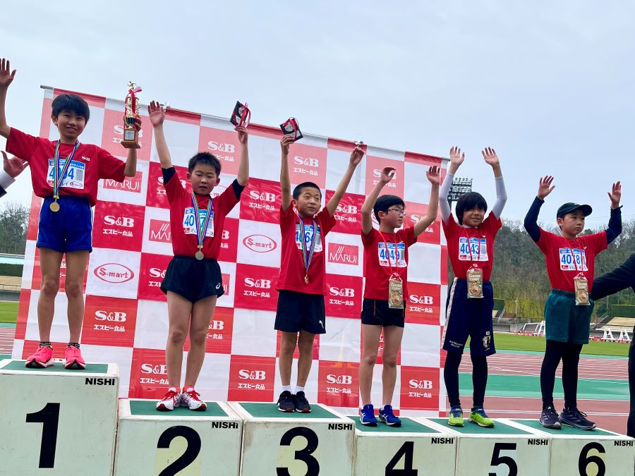 4年男子入賞の6名！左の1位から順に、穐山くん、内田くん、福田くん、中島くん、谷口くん、森井くん