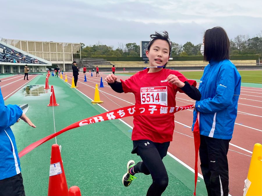 5年女子優勝の高岡さん！5年男女の中で1番最初にゴールしました！