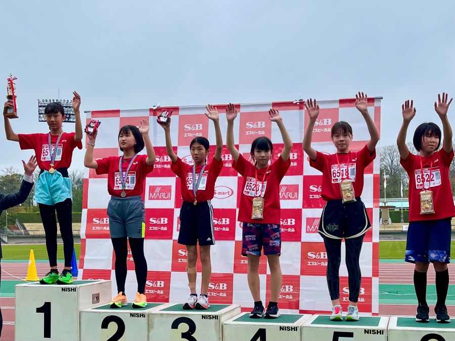 6年女子入賞の6名！左の1位から順に、竹歳さん、吉田さん、福田さん、山田さん、長谷川さん、前田さん