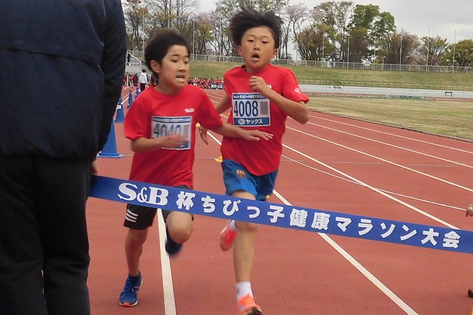 4年生男子は激戦を制した越塚くんが優勝。2位花澤くん。