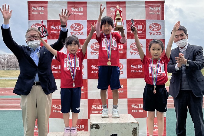 1年生女子優勝は三平さん。2位坂本さん、3位板垣さん。