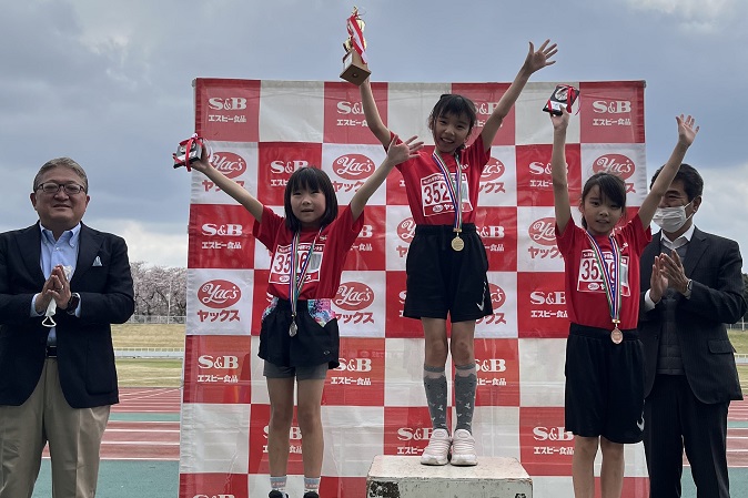 3年生女子優勝は吉岡さん。2位浅海さん、3位吉岡さん。