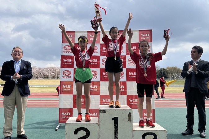 6年生女子は立原さんが有終の美を飾りました。2位石山さん、3位加藤さん。