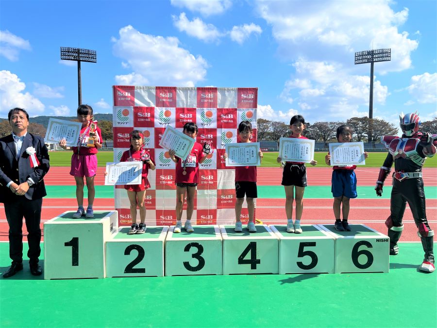 2年女子の入賞者6名。1位から順に、大曲さん、宮原さん、安田さん、周山さん、中鶴さん、清水さん。