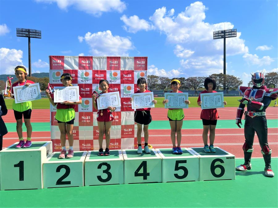 3年女子の入賞者6名。1位から順に、北野さん、八尋さん、香川さん、浜田さん、藤吉さん、江口さん。