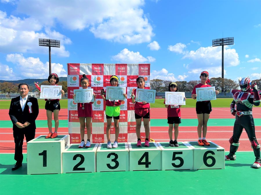 4年女子の入賞者6名。1位から順に、酒見さん、中島さん、林田さん、清水さん、浅野さん、田代さん。
