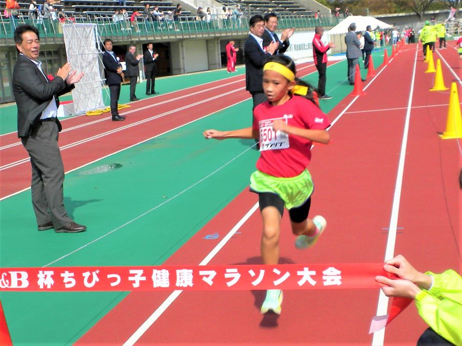 5年女子は北野さんが11分10秒の大会新記録で優勝！