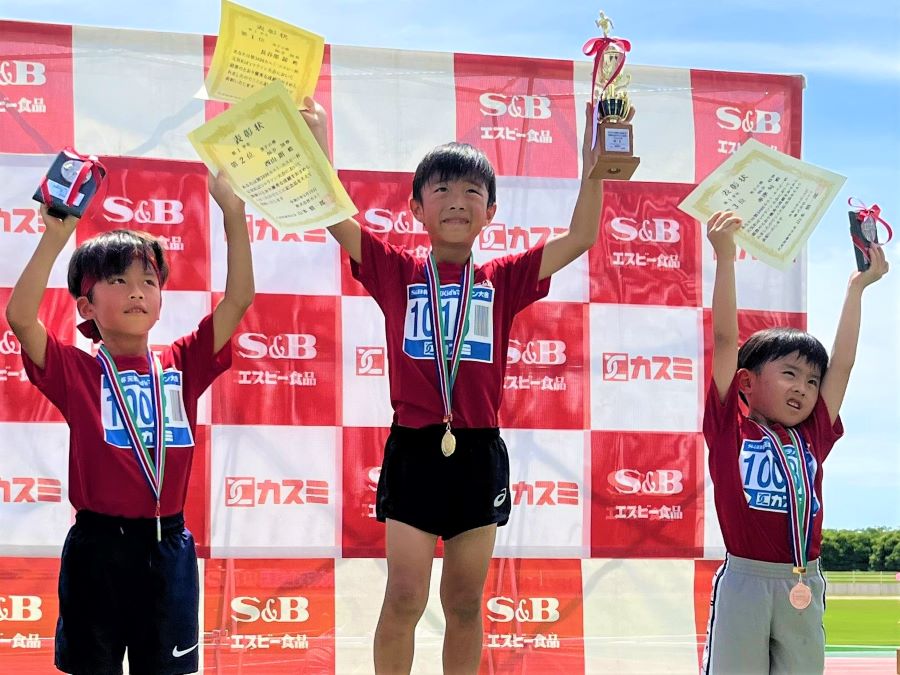 1年男子入賞の3名。1位から順に、長谷部くん、西山くん、赤津くん。