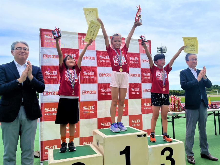2年女子入賞の3名。1位から順に、石射さん、井村さん、笠井さん。