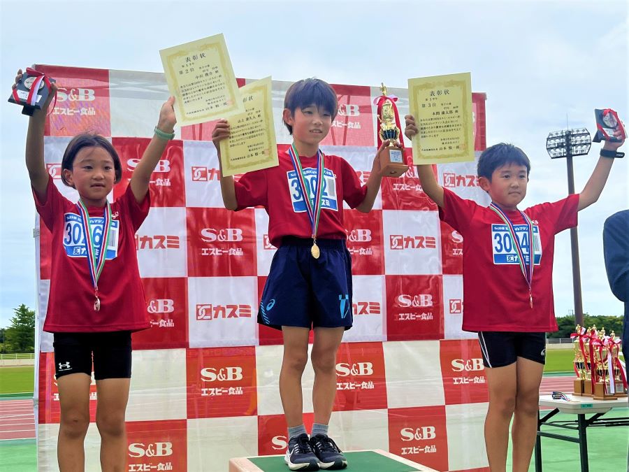 3年男子入賞の3名。1位から順に、山上くん、中川くん、本間くん。