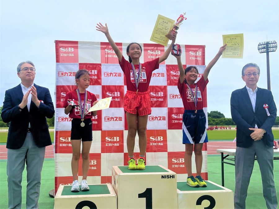 4年女子入賞の3名。1位から順に、田口さん、林さん、下井さん。