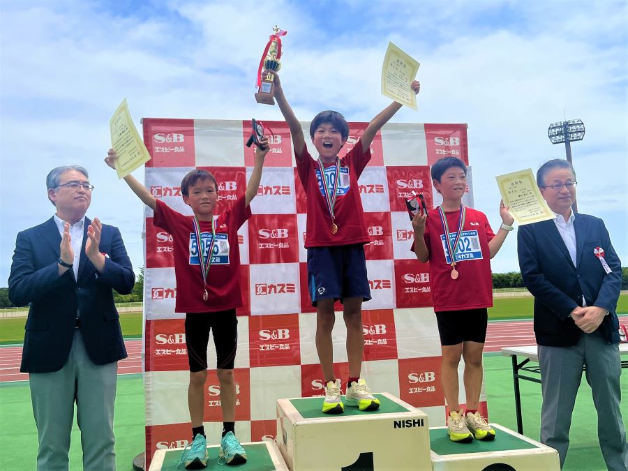 5年男子入賞の3名。1位から順に、山上くん、佐藤くん、淺村くん。