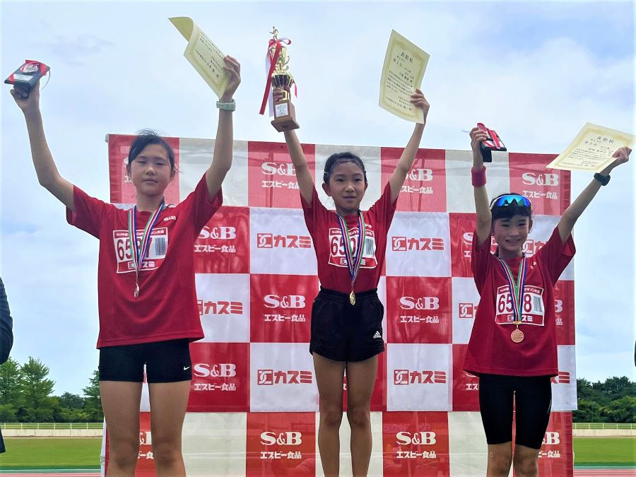 6年女子入賞の3名。1位から順に、立原さん、谷島さん、由利さん。