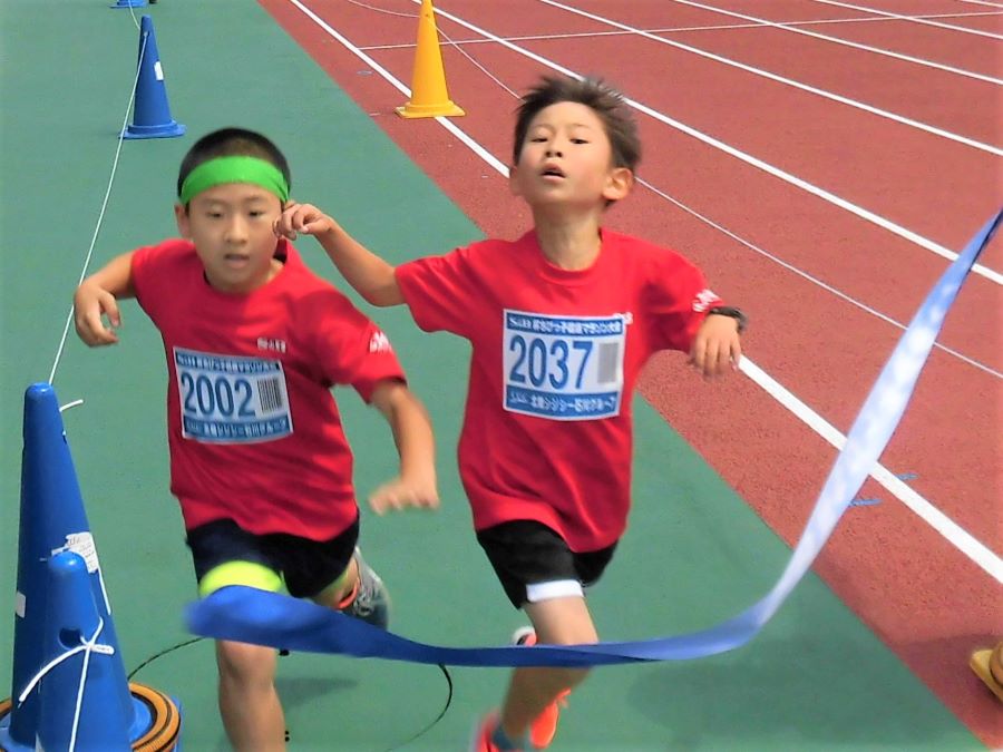 2年男子は渡嘉敷くんが優勝（右）、西川くんとの接戦。