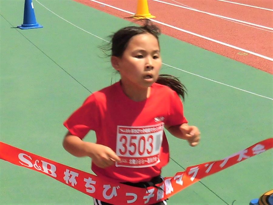 3年女子は石垣さんが着実な走り。