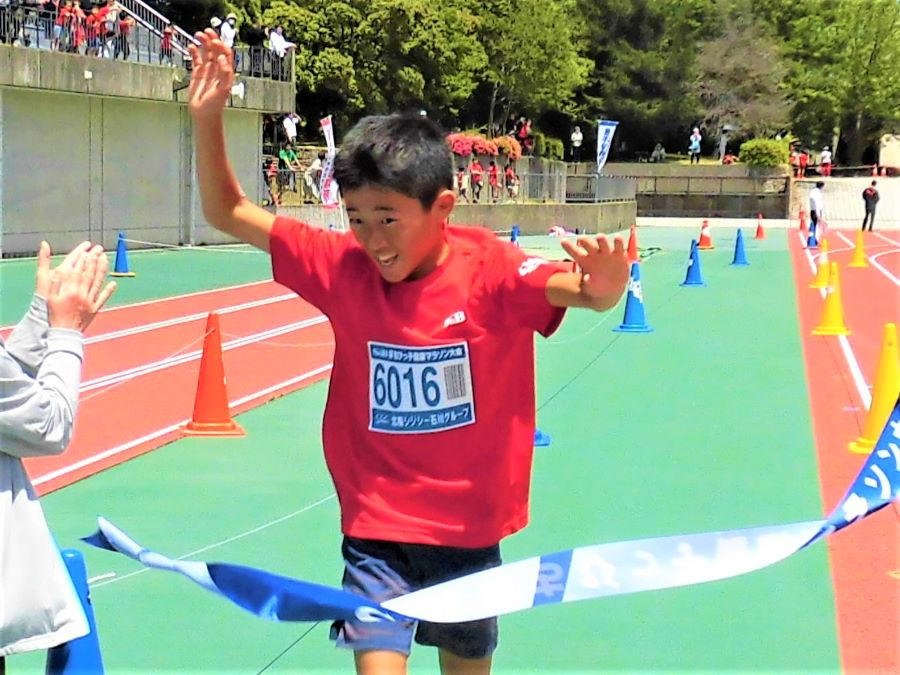 6年男子は金子くんがトップでゴール。