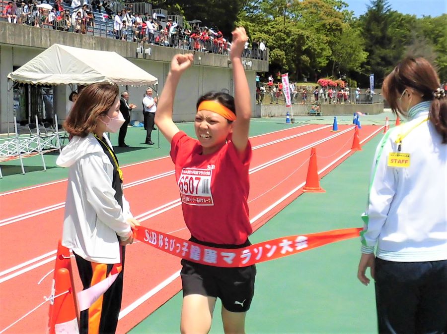 6年女子居村さんが歓喜のゴール。
