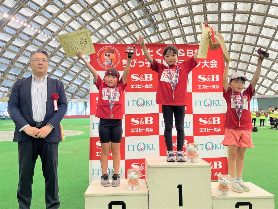 1年女子入賞の3名。1位,佐藤愛蘭さん、2位,佐藤カンナさん、3位,佐々木さん。
