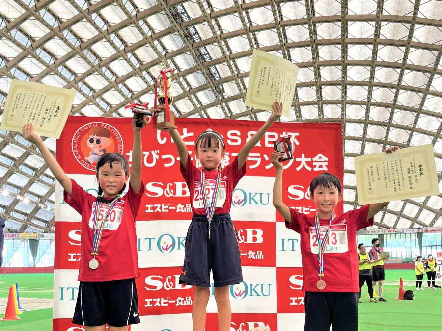 2年女子入賞の3名。1位,高杉さん、2位,田澤さん、3位,安田さん。