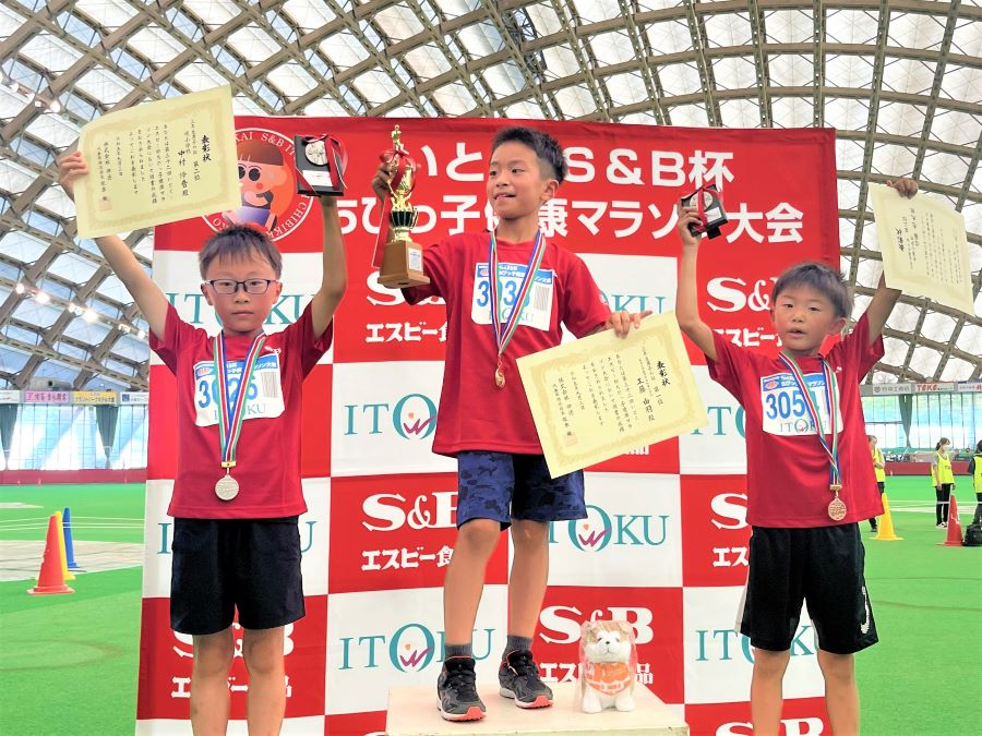 3年男子入賞の3名。1位,工藤くん、2位,中村くん、3位,佐藤くん。