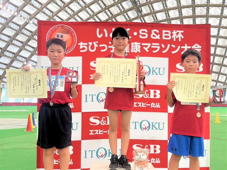 4年男子入賞の3名。1位,玉谷くん、2位,石田くん、3位,佐々木くん。