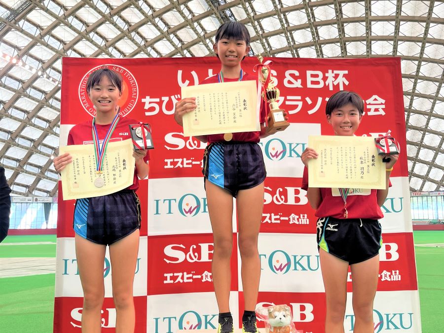 6年女子入賞の3名。1位,渋谷さん、2位,北嶋さん、3位,秋元さん。