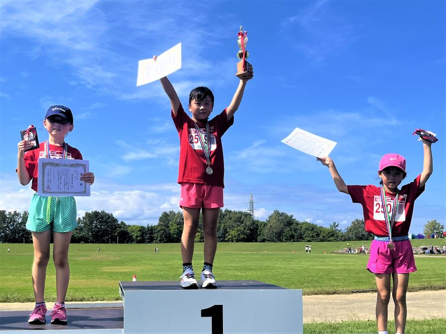 2年女子の入賞者3名。1位から順に、千葉さん、遠藤さん、石田さん。