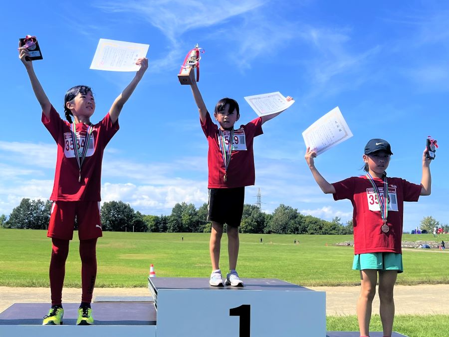 3年女子の入賞者3名。1位から順に、芳賀さん、吉井さん、近藤さん。