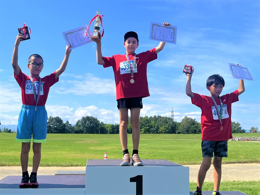 4年男子の入賞者3名。1位から順に、ピッカリングくん、田岡くん、宮本くん。