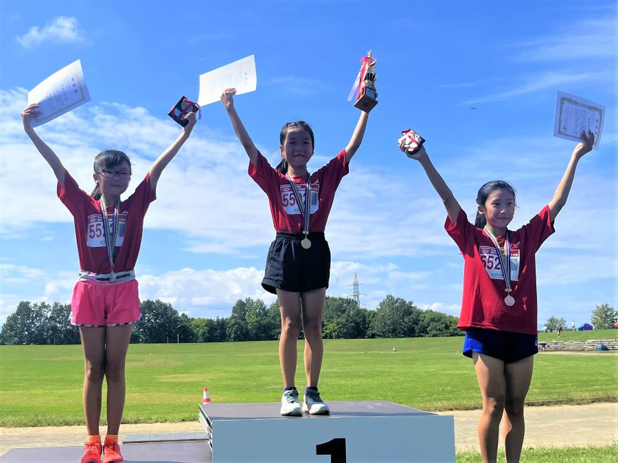 5年女子の入賞者3名。1位から順に、阿部さん、福井さん、藤原さん。