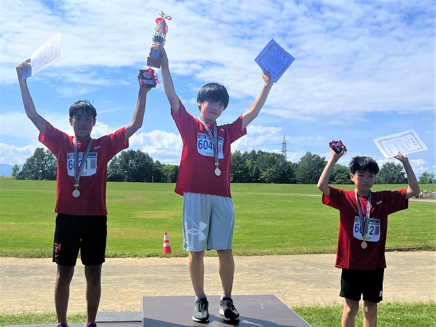 6年男子の入賞者3名。1位から順に、平井くん、竹沢くん、大和田くん。