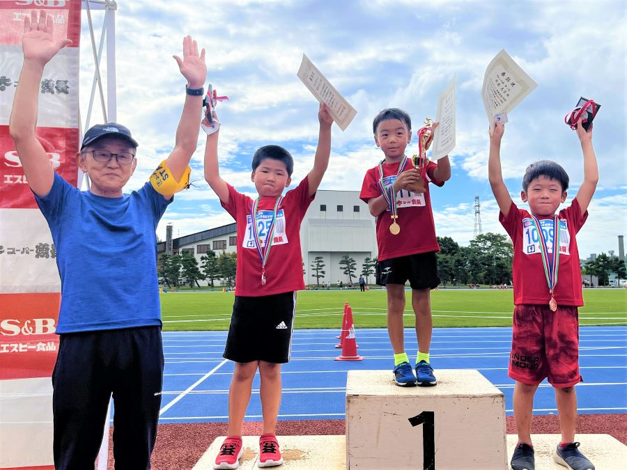1年男子の入賞者3名。1位から順に、村越くん、福井くん、齊藤くん。