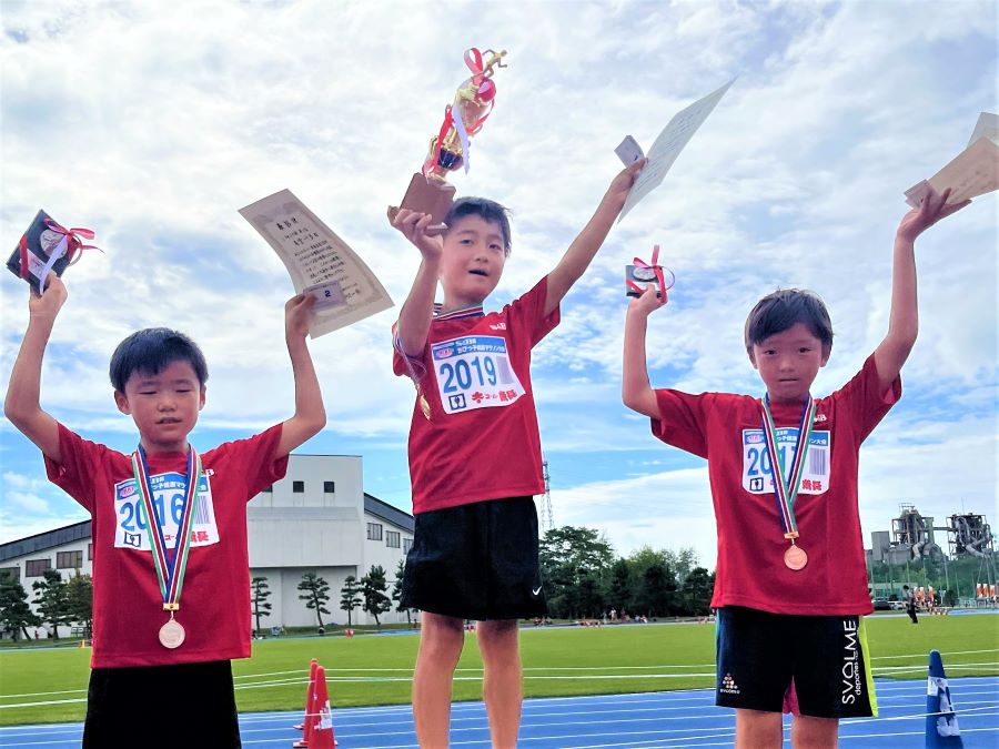 2年男子の入賞者3名。1位から順に、井上くん、南雲くん、梶原くん。