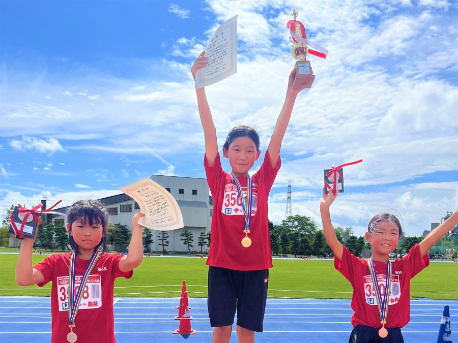 3年女子の入賞者3名。1位から順に、江刺家さん、中井さん、牧野さん。