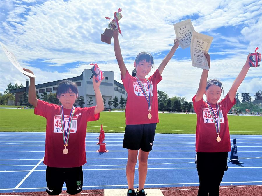 4年女子の入賞者3名。1位から順に、南部さん、小西さん、清水さん。