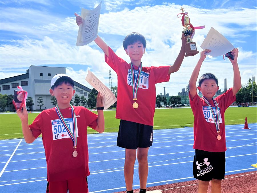 5年男子の入賞者3名。1位から順に、羽鳥くん、山口くん、玉森くん。