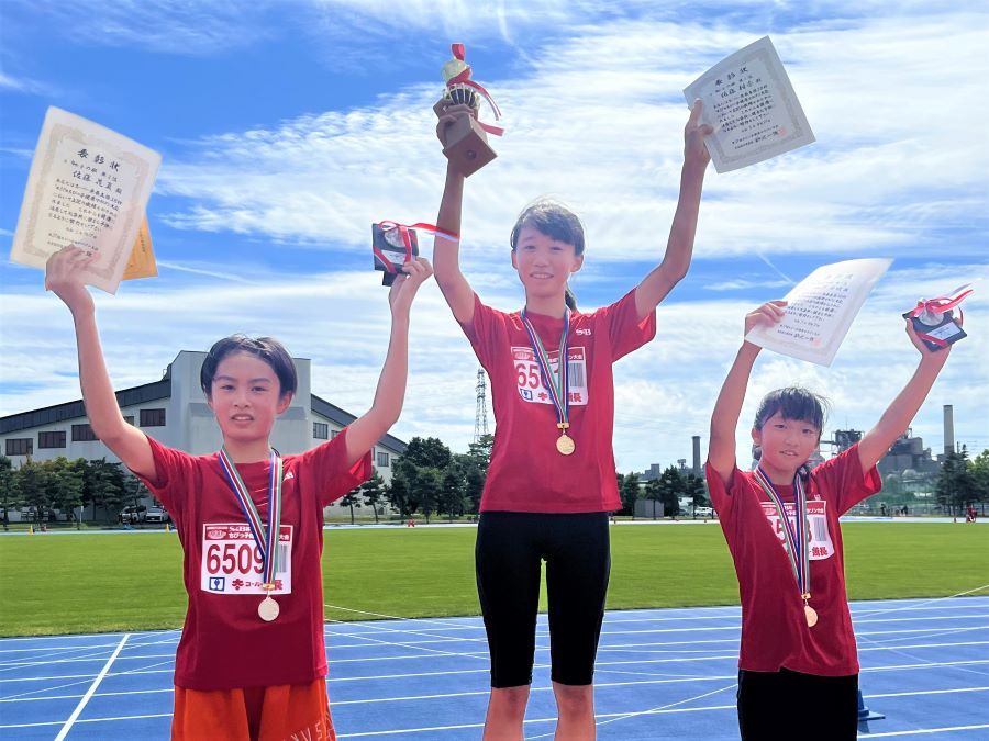 6年女子の入賞者3名。1位から順に、佐藤柑奈さん、佐藤花夏さん、山澤さん。