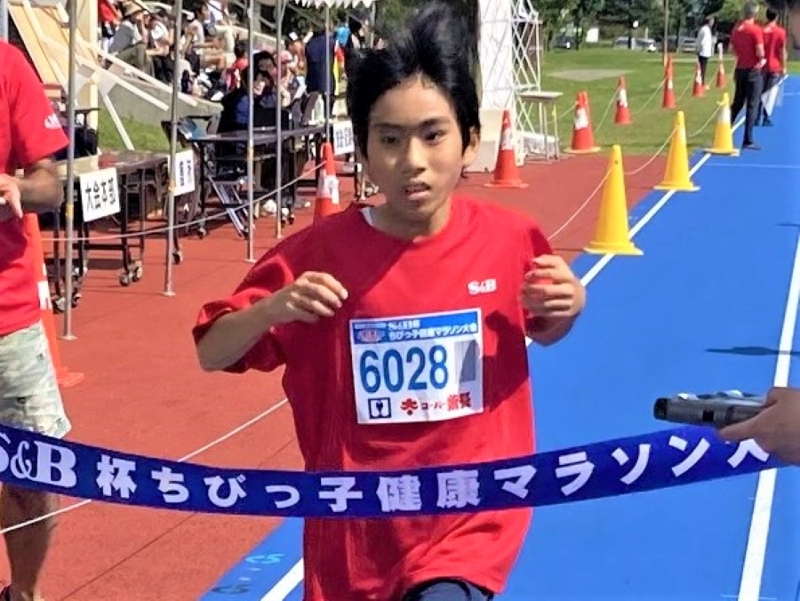 6年男子優勝の小林泉月くん！