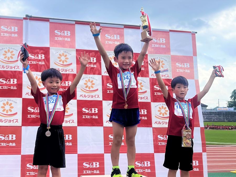 1年男子の入賞者3名。1位から順に、向屋敷くん、熊谷くん、中沢くん。