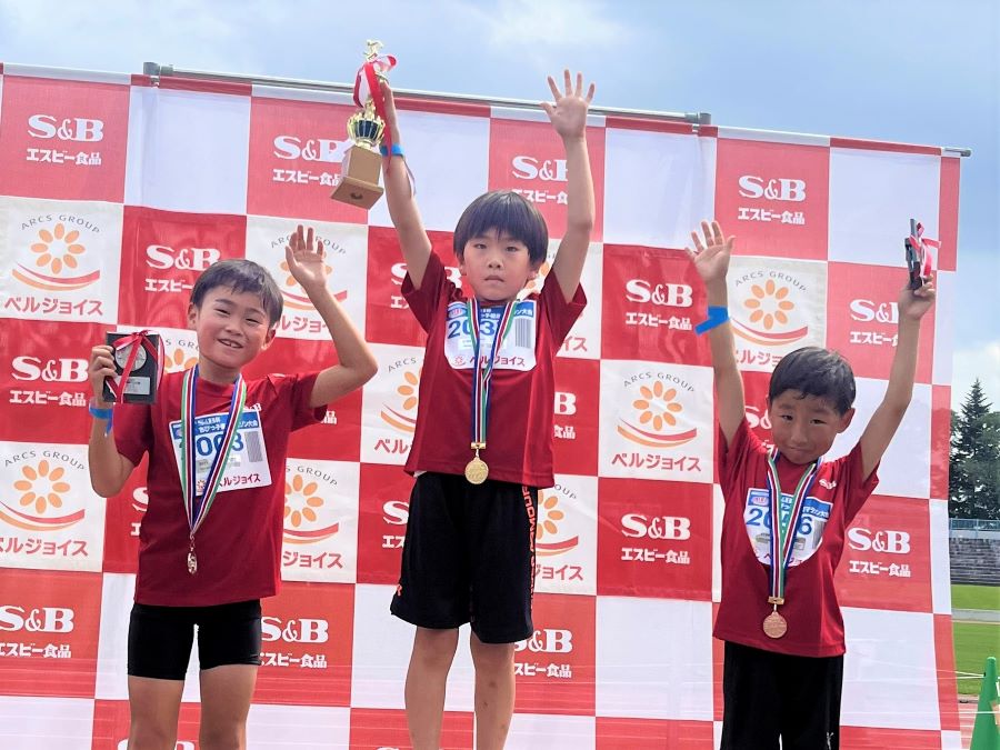 2年男子の入賞者3名。1位から順に、松森くん、三澤くん、澤くん。