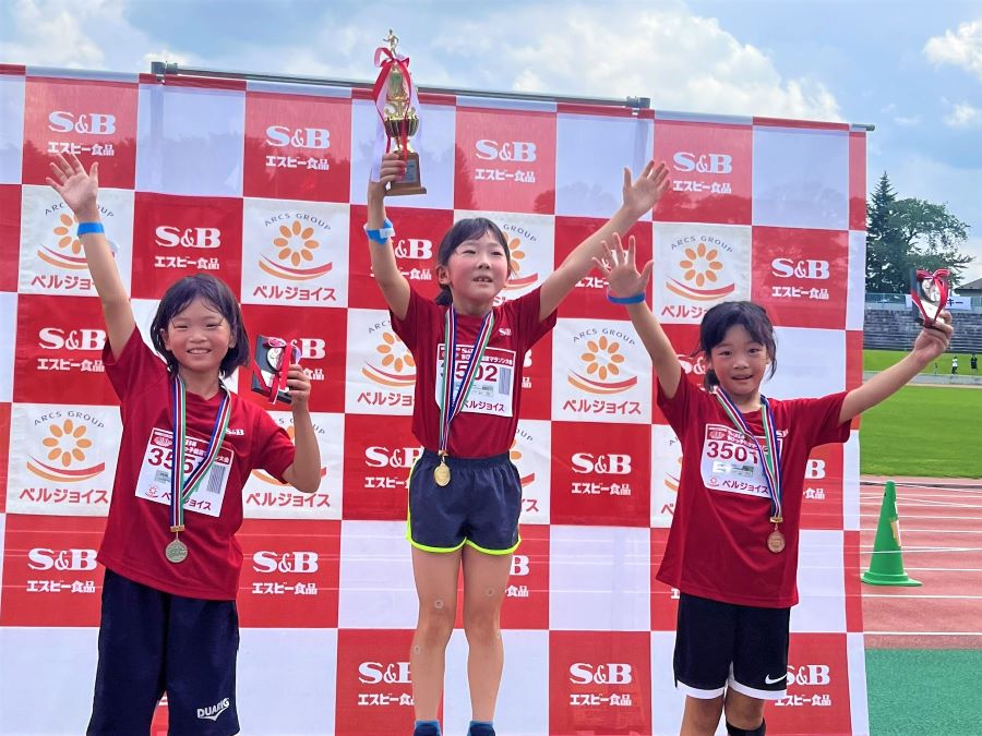 3年女子の入賞者3名。1位から順に、藤井さん、鈴木さん、櫻野さん。