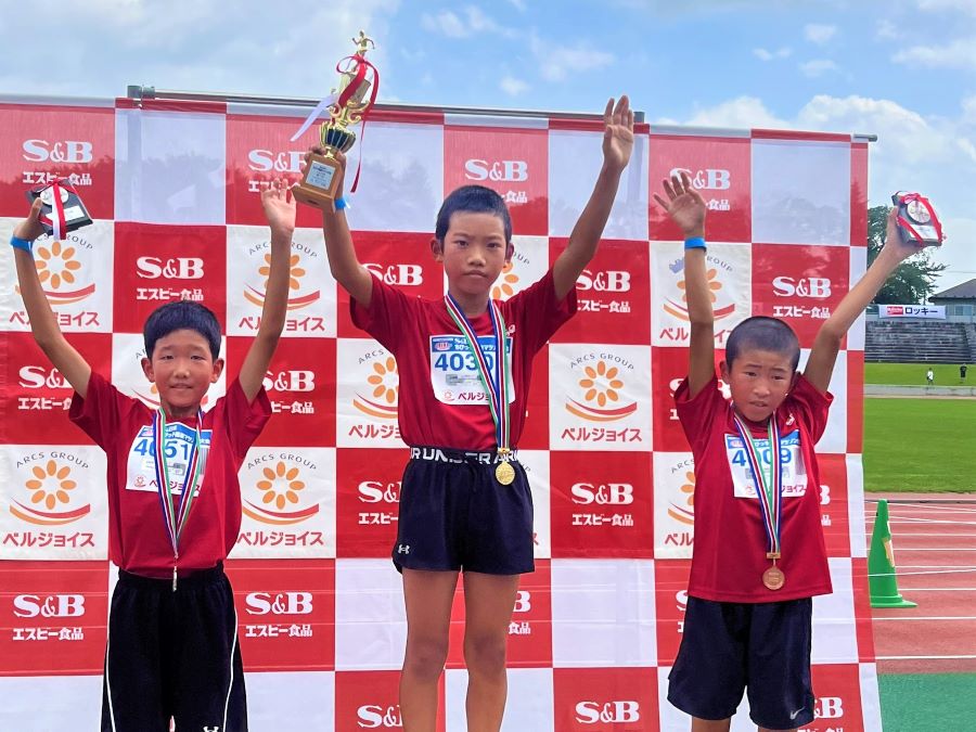 4年男子の入賞者3名。1位から順に、吉田くん、中村くん、吉田くん。