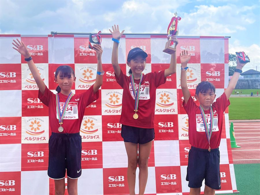 5年女子の入賞者3名。1位から順に、関根さん、菊池さん、松本さん。
