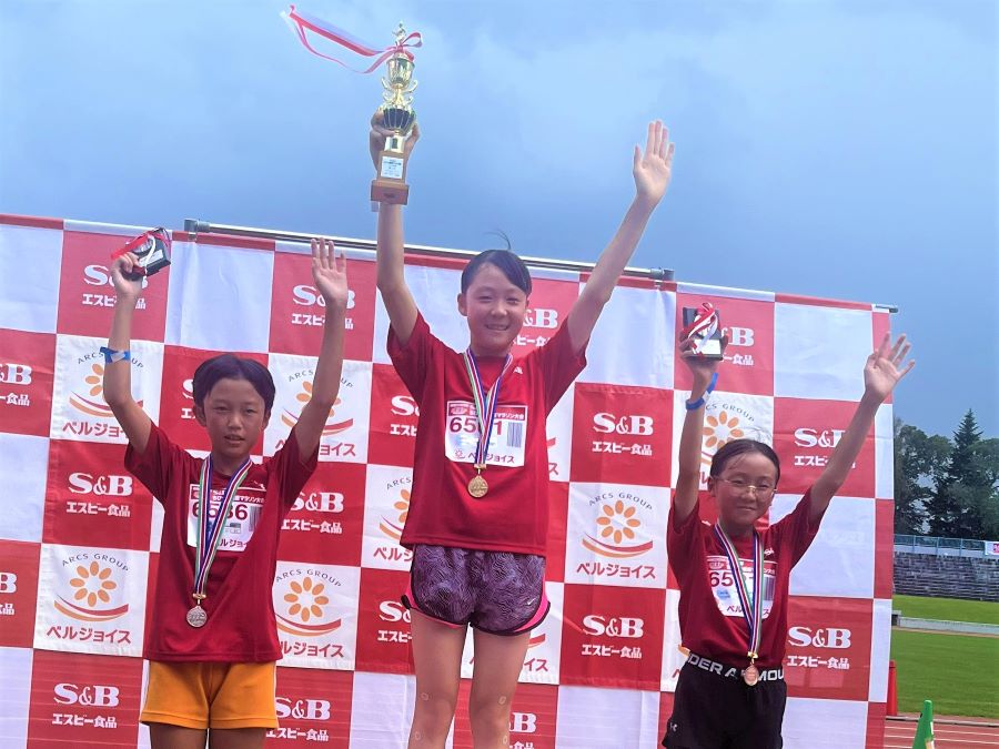 6年女子の入賞者3名。1位から順に、藤井さん、佐々木さん、高橋さん。